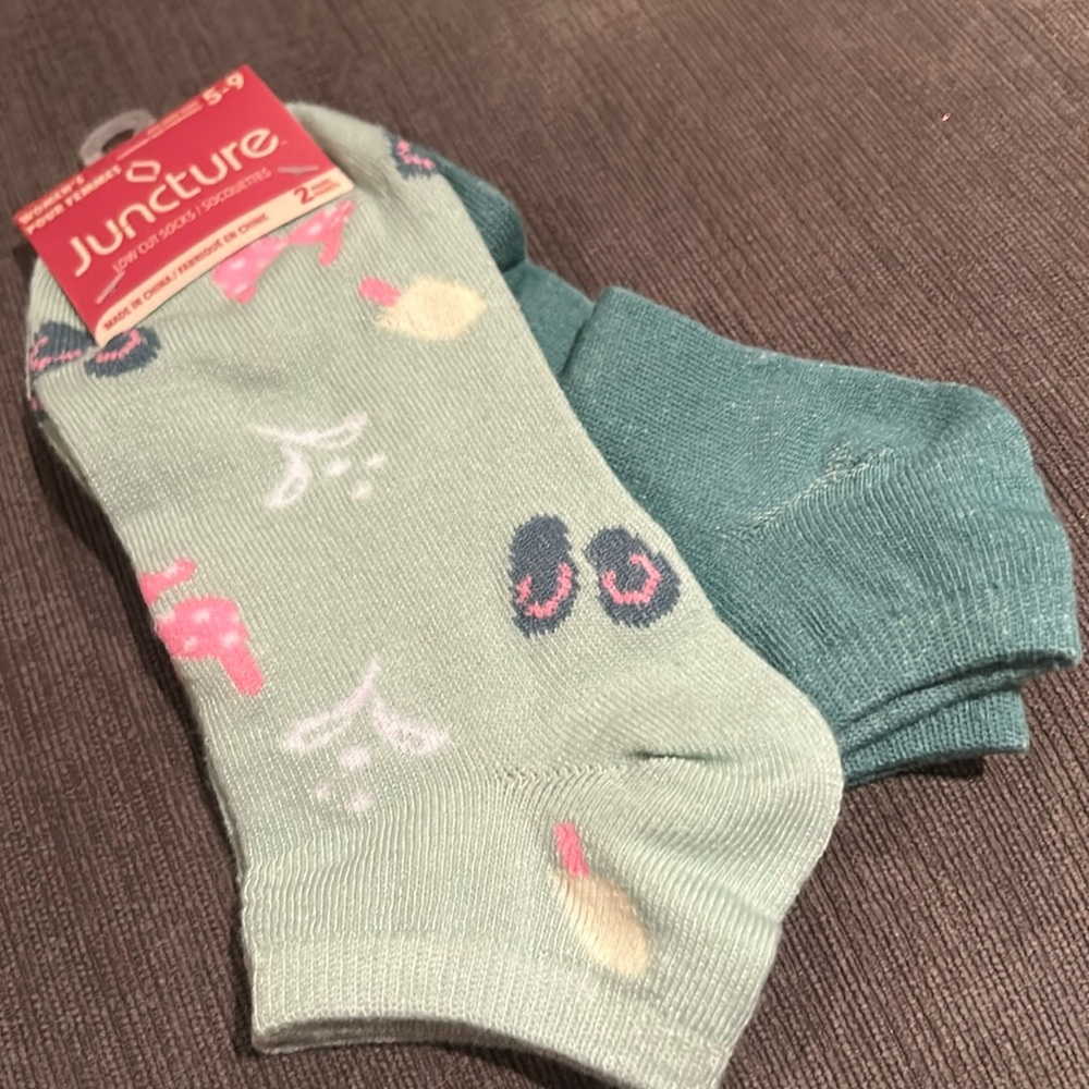 Womens sneaker socks 2 pair shoe size 5-9 NWT